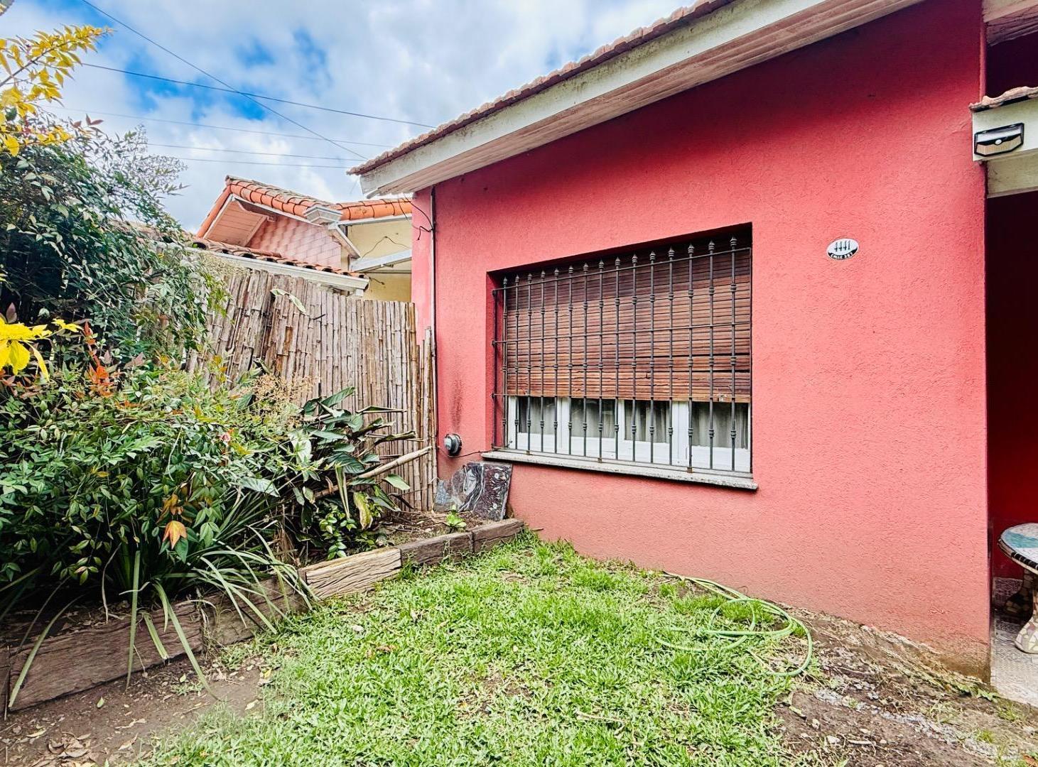 Foto de Venta de casa 4 Amb Quincho Pileta garage Quilmes Oeste, imagen 1
