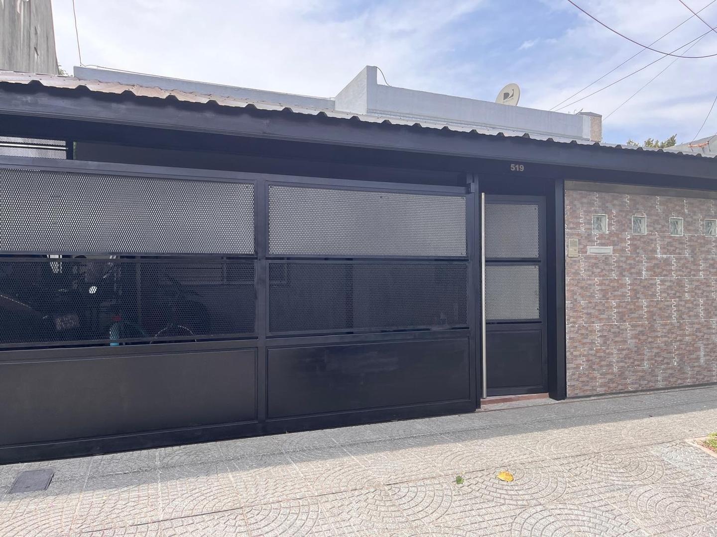 Foto de Venta Casa 3 Amb en Bernal, imagen 2