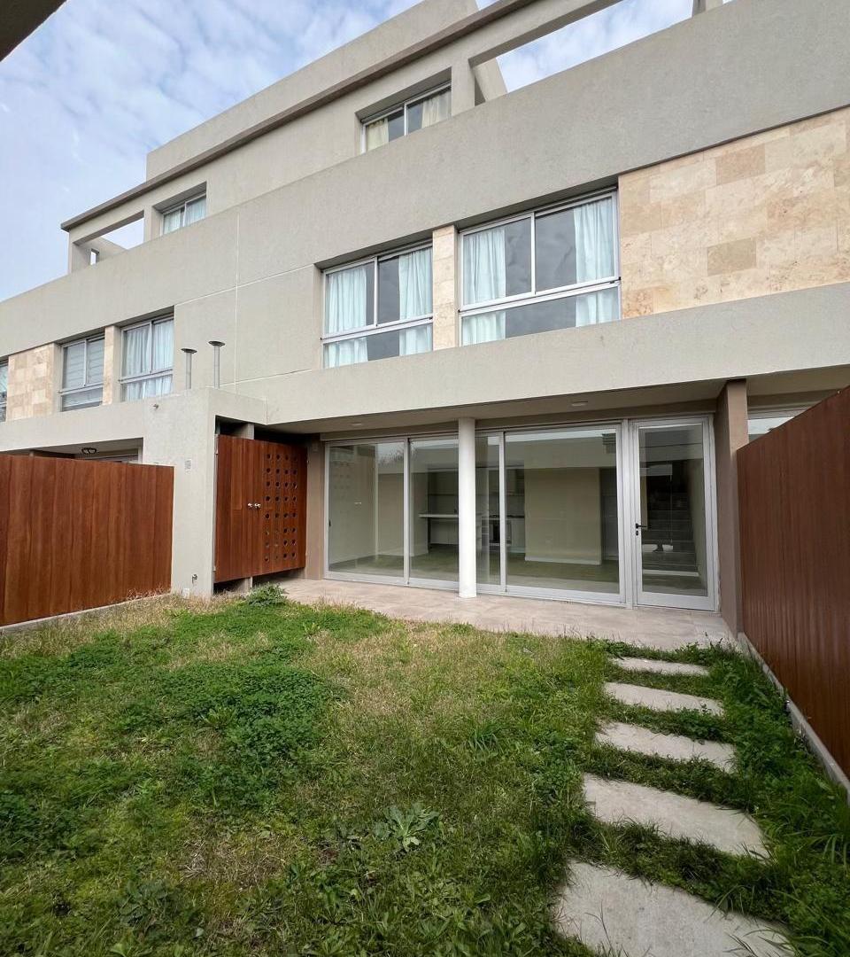 TRIPLEX de 167 m² con 3 habitaciones en venta en Fincas de Hudson