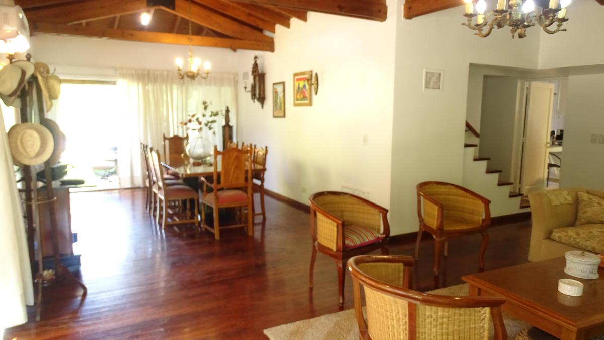 Excelente Casa a La Venta en Club de Campo Mendoza 2