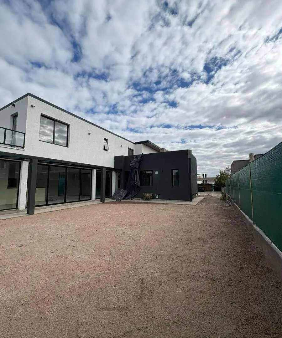VENDO CASA EN BARRIO PRIVADO LUJAN DE CUYO 4