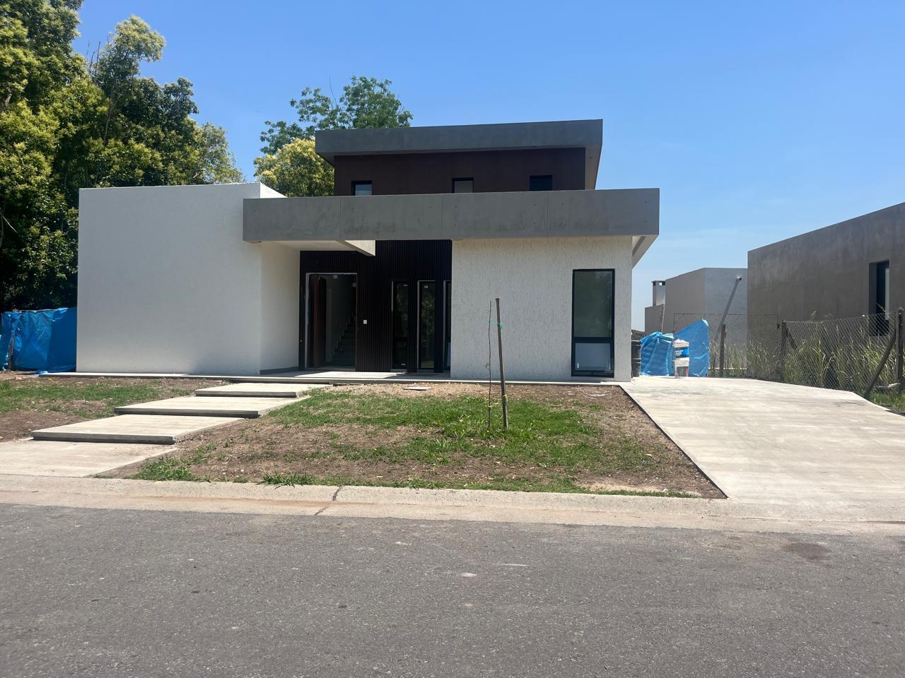 VENTA CASA en Santa Elisa - Lote Central al verde -