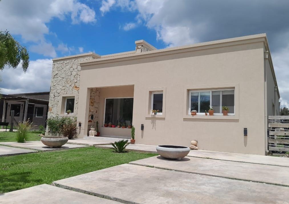 VENTA CASA SANTA SOFIA -PILAR DEL ESTE - lote central - con Pileta