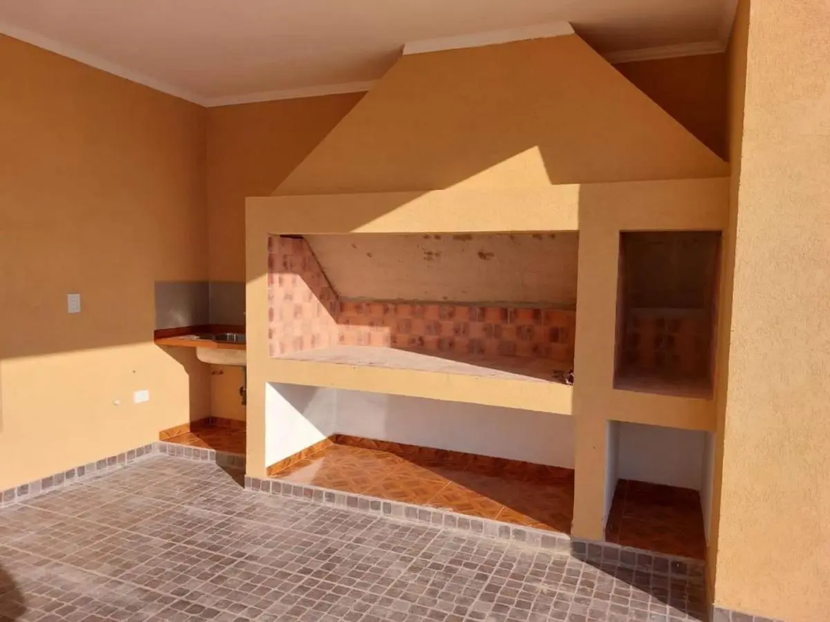 EXCELENTE CASA DE 3 DORMITORIOS CON PISCINA Y PARRILLA 1