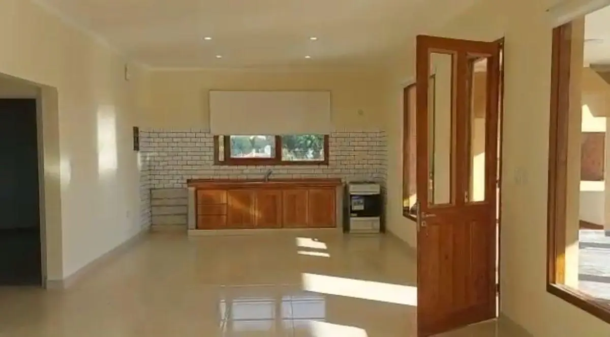EXCELENTE CASA DE 3 DORMITORIOS CON PISCINA Y PARRILLA 2