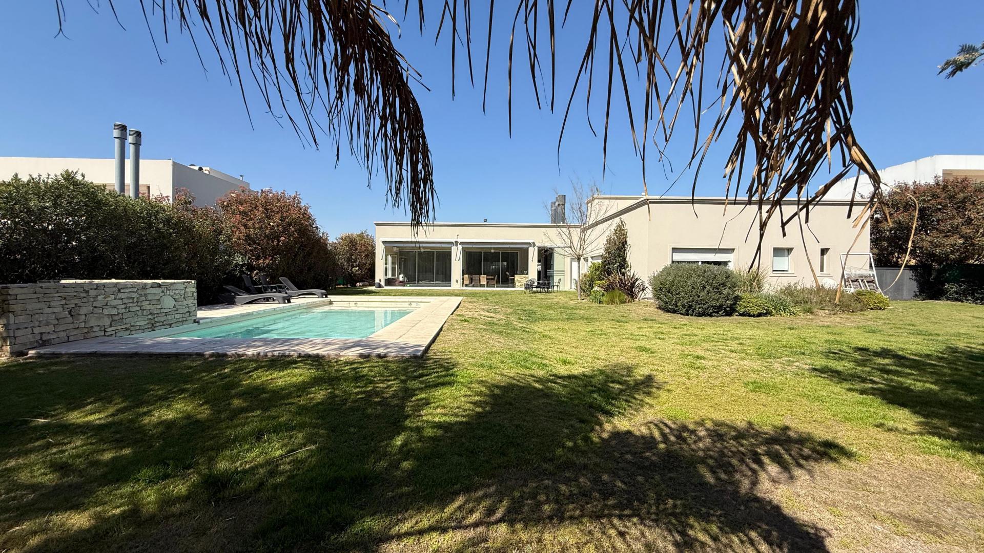 Cañuelas Country Golf – casa en venta de 3 dormitorios planta baja.