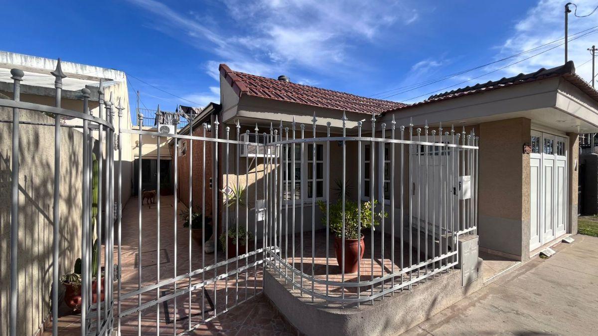 VENTA CASA 3 DORMITORIOS CON PATIO BARRIO ¨AMANCAY¨