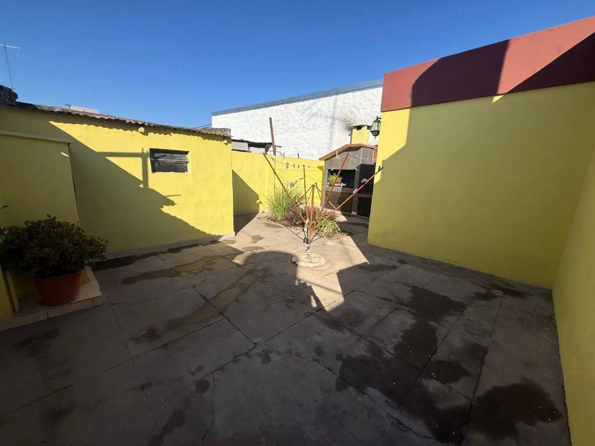 RAES VENDE CASA DE 2 DORMITORIOS EN BARRIO VILLA ROSAS 2