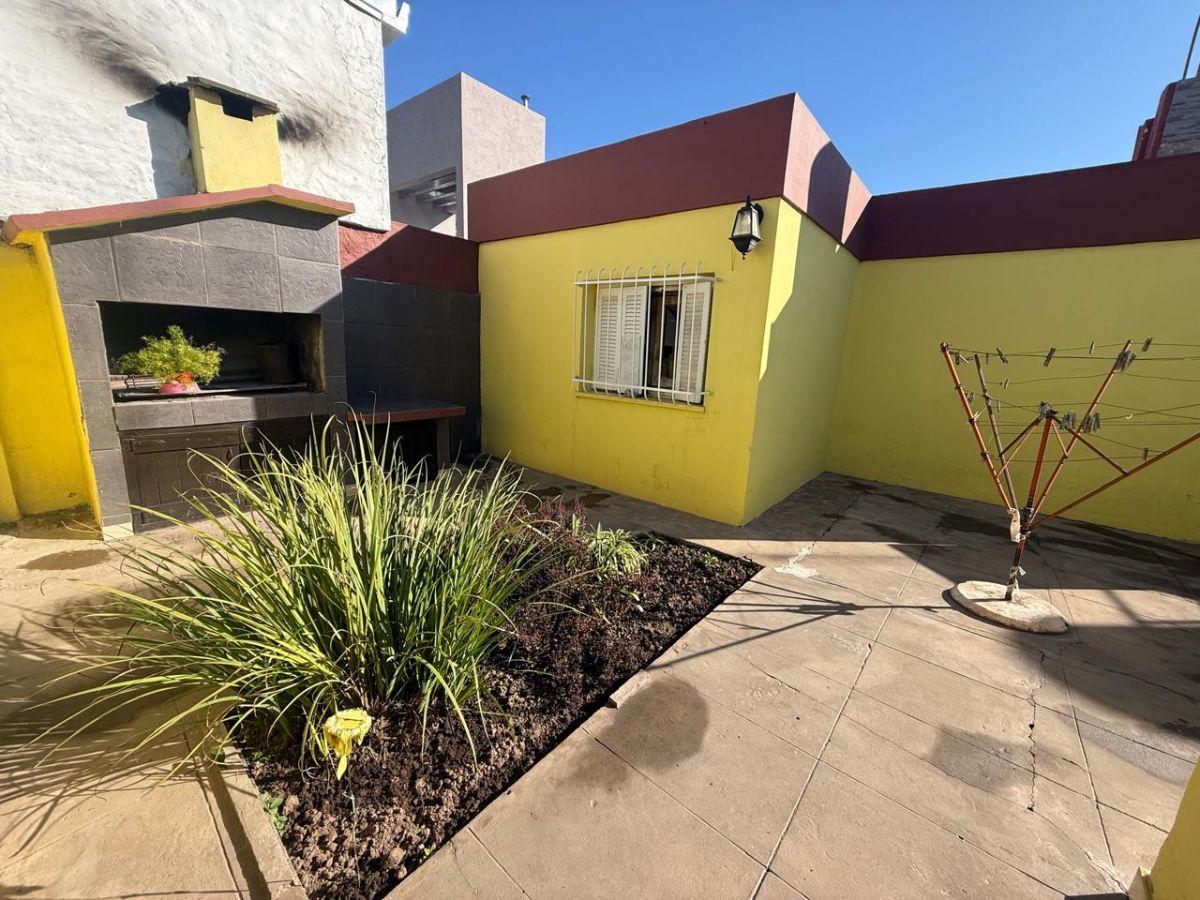 RAES VENDE CASA DE 2 DORMITORIOS EN BARRIO VILLA ROSAS