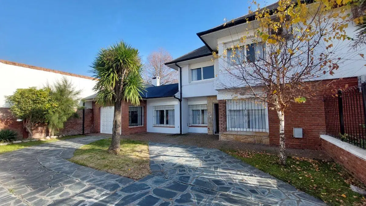 Chalet 3 dormitorios en PH - ZONA I - Miramar 2
