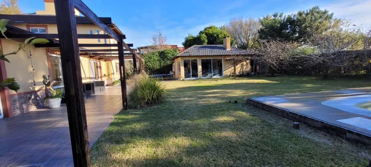Casa en venta Pinamar, con lote único y salida a 3 Calles 4