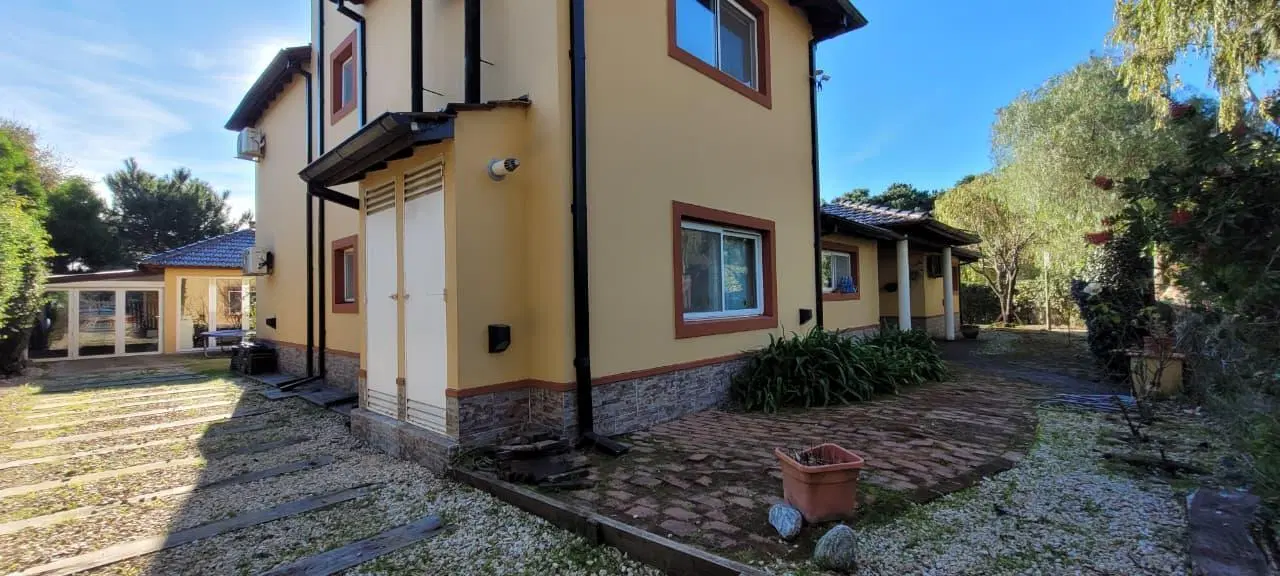 Casa en venta Pinamar, con lote único y salida a 3 Calles 5