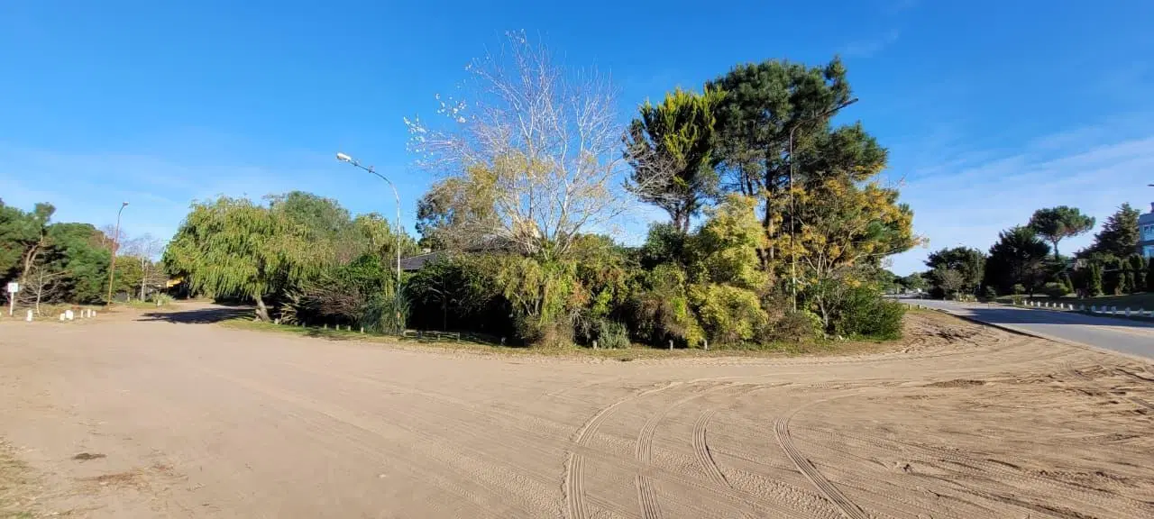 Casa en venta Pinamar, con lote único y salida a 3 Calles 2