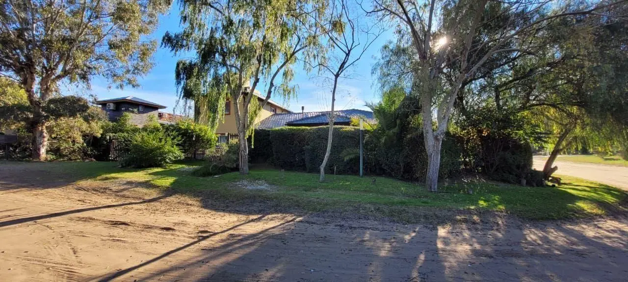 Casa en venta Pinamar, con lote único y salida a 3 Calles 4