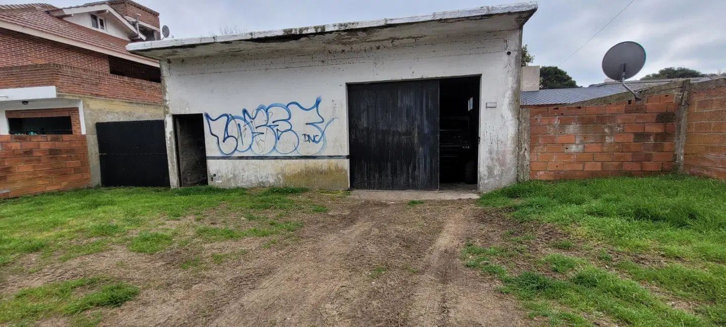 Venta de Galpón en Pinamar con departamentos a construir 3