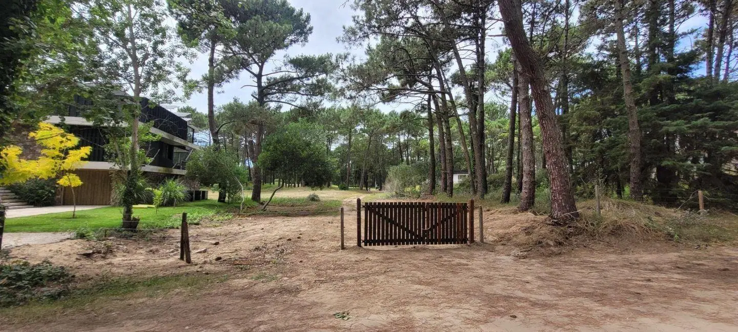 Lote a la venta en isla del golf Carilo vista plena 2