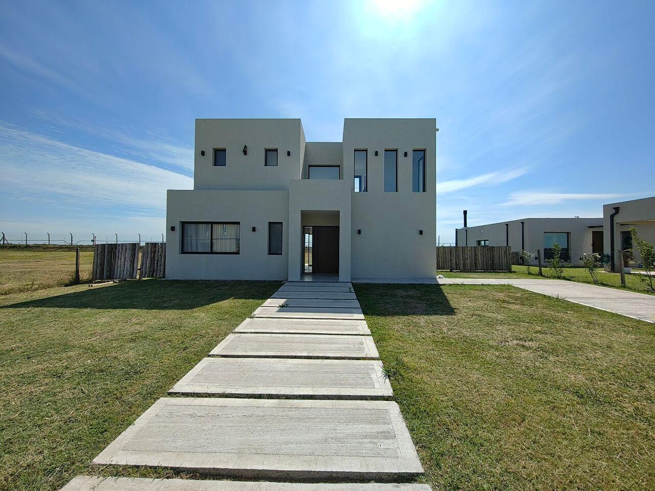 Venta Casa 4 ambientes, San Sebastián, área 8