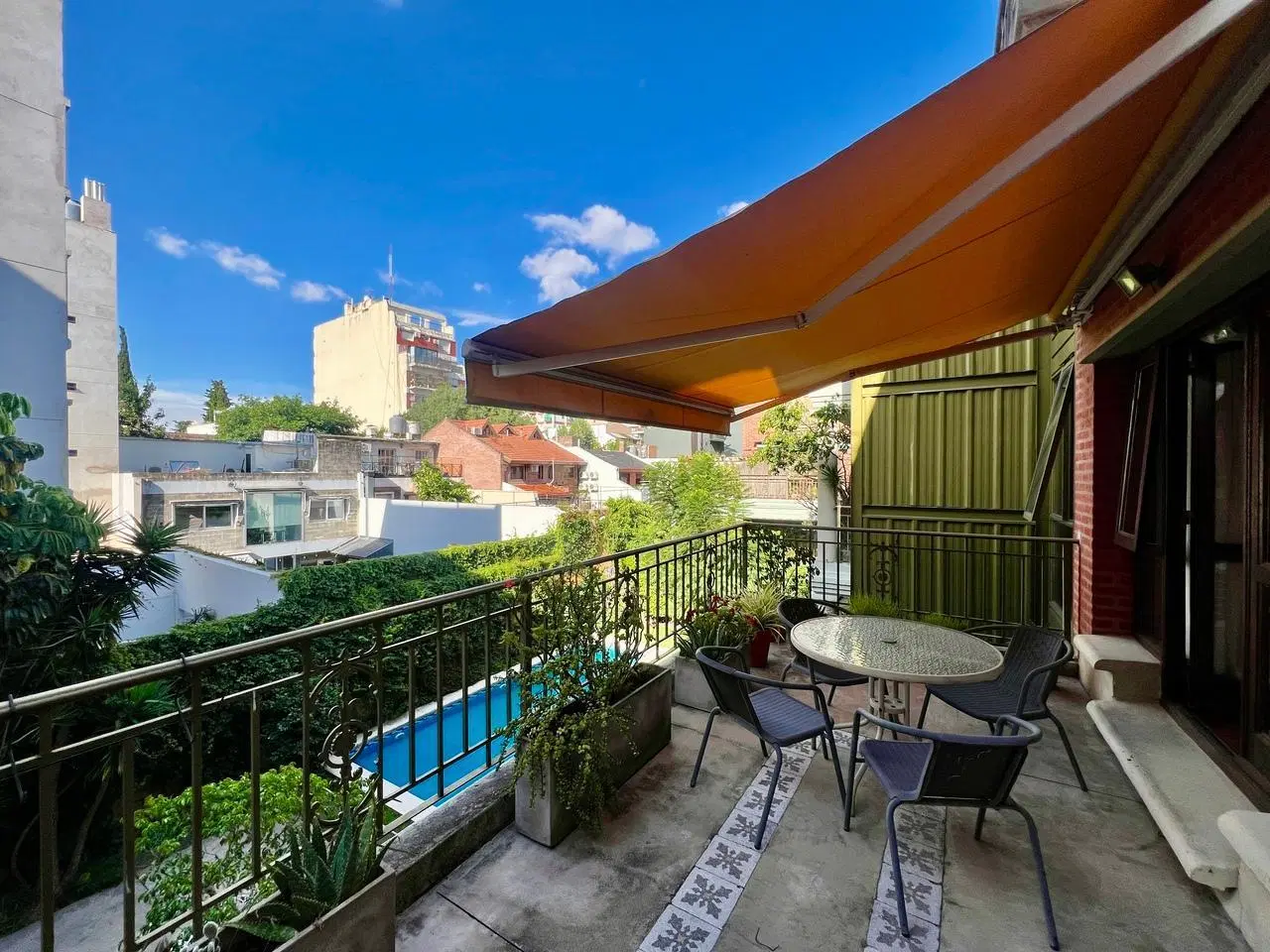 Venta – 4 ambientes – Triplex – Colegiales – Terraza con parrilla, 2 cocheras y amenities en 2