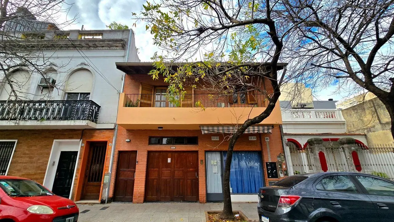 VENTA CASA 11 AMBIENTES 4 BAÑOS CON GARAJE 2 AUTOS BALCON Y LOCAL EN FLORESTA 1