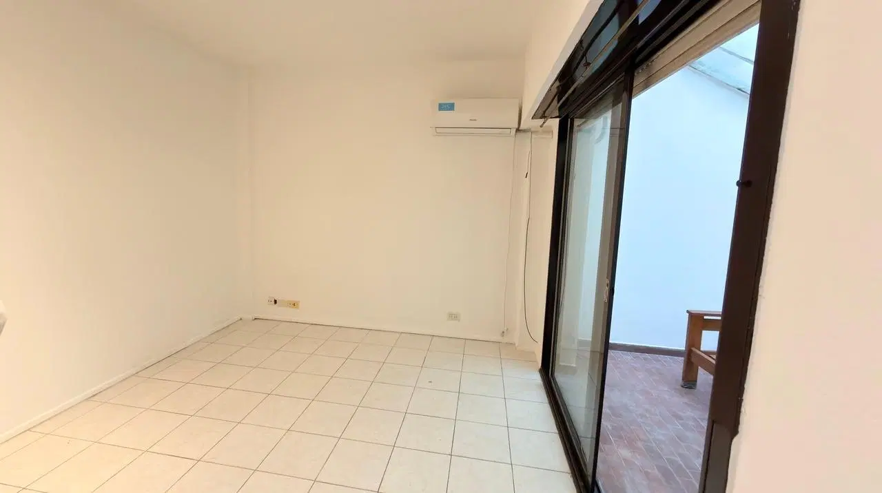 Venta Monoambiente con Patio Olivos 2