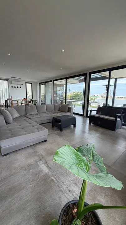 Exclusiva casa de diseño sobre la laguna | 394 m² | Playroom | Piscina | Domótica | San Sebastián 8