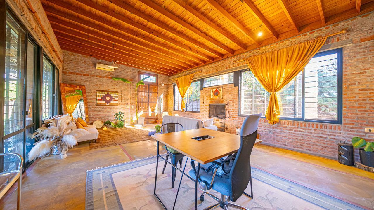 Foto de VENTA CASA EN EL CAZADOR APTO CREDITO CON PILETA, QUINCHO Y GRAN PARQUE, imagen 2