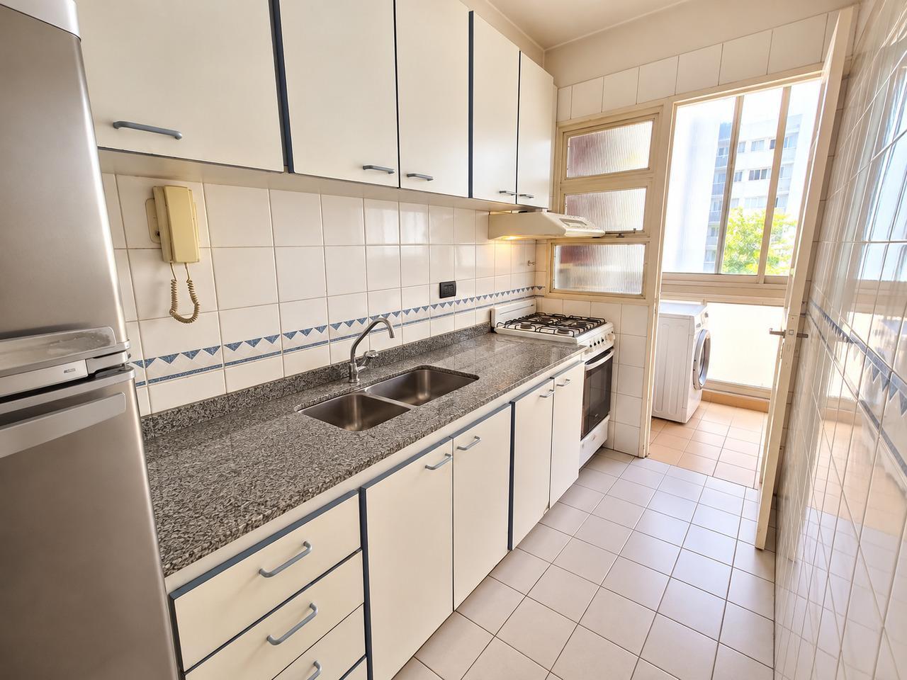 Foto de Venta departamento 2 ambientes luminoso con balcón y seguridad 24 hs en, imagen 3
