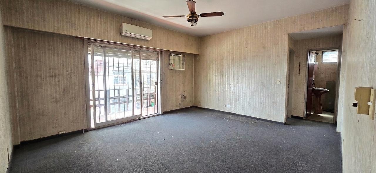 Foto de VENTA DEPARTAMENTO DOS AMBIENTES ALMAGRO CON TERRAZA- PATIO Y BALCON, imagen 1