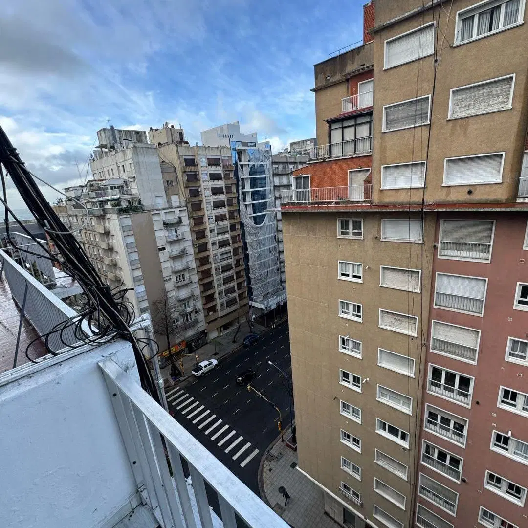 DPTO DE DOS AMBIENTES A LA CALLE CON BALCON - COLON Y LAS HERAS 3