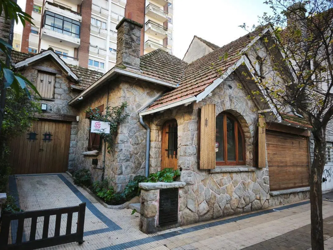 CHALET DE 4 AMBIENTES APTO PROFESIONAL - PLAZA MITRE 2