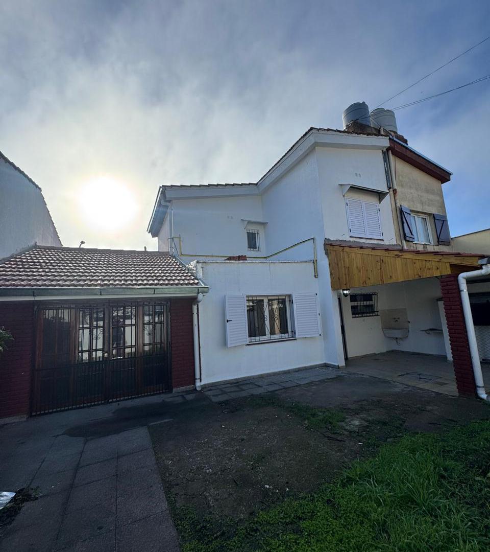 Foto de CASA DE 4 AMBIENTES CON GARAGE Y PATIO - CONSTITUCION AL 9200, imagen 3