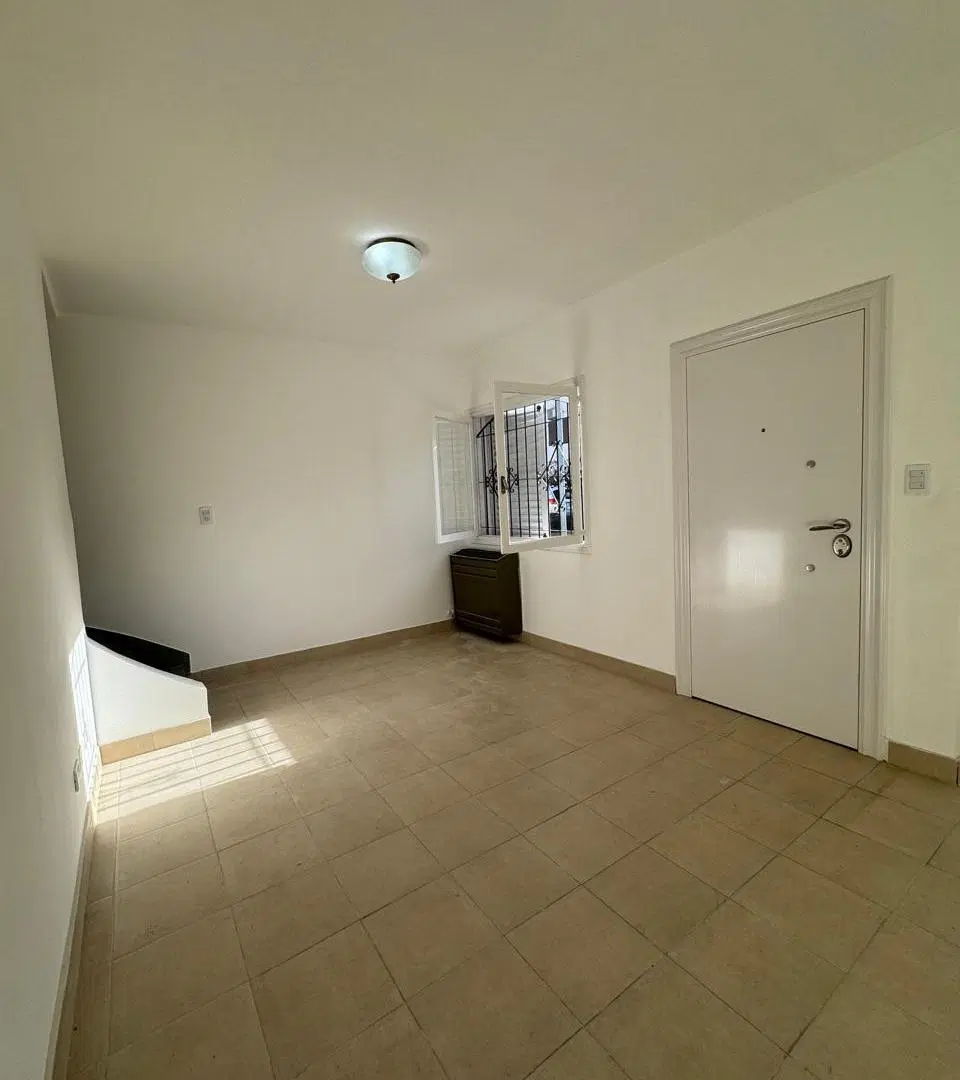 CASA DE 4 AMBIENTES CON GARAGE Y PATIO - CONSTITUCION AL 9200 3