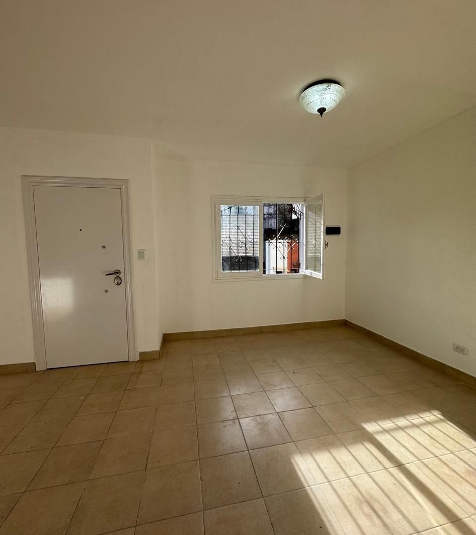 Foto de CASA DE 4 AMBIENTES CON GARAGE Y PATIO - CONSTITUCION AL 9200, imagen 1