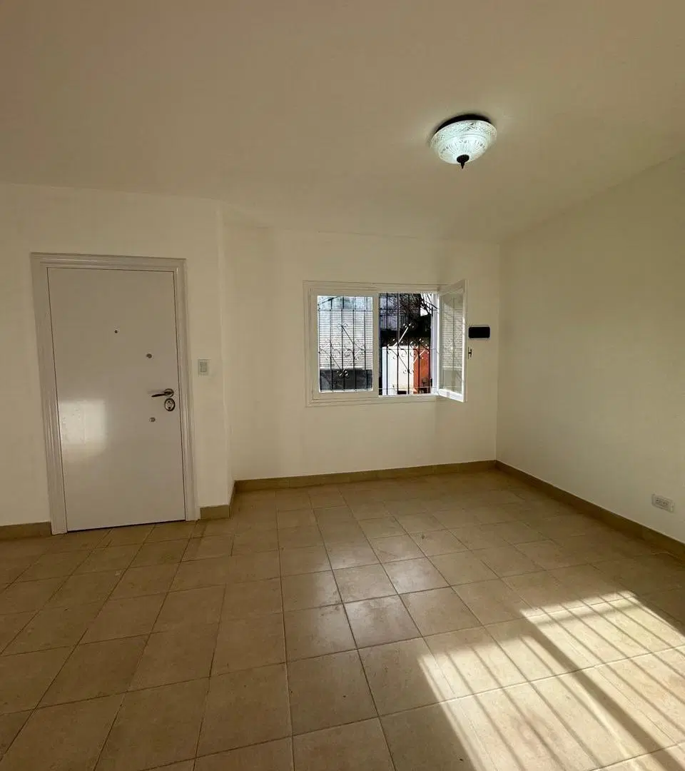 CASA DE 4 AMBIENTES CON GARAGE Y PATIO - CONSTITUCION AL 9200 2