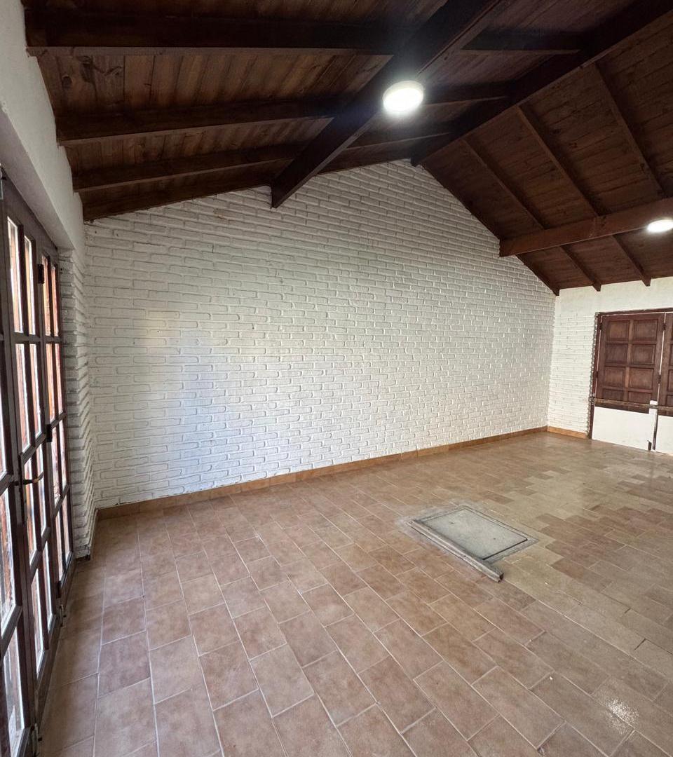 Foto de CASA DE 4 AMBIENTES CON GARAGE Y PATIO - CONSTITUCION AL 9200, imagen 2