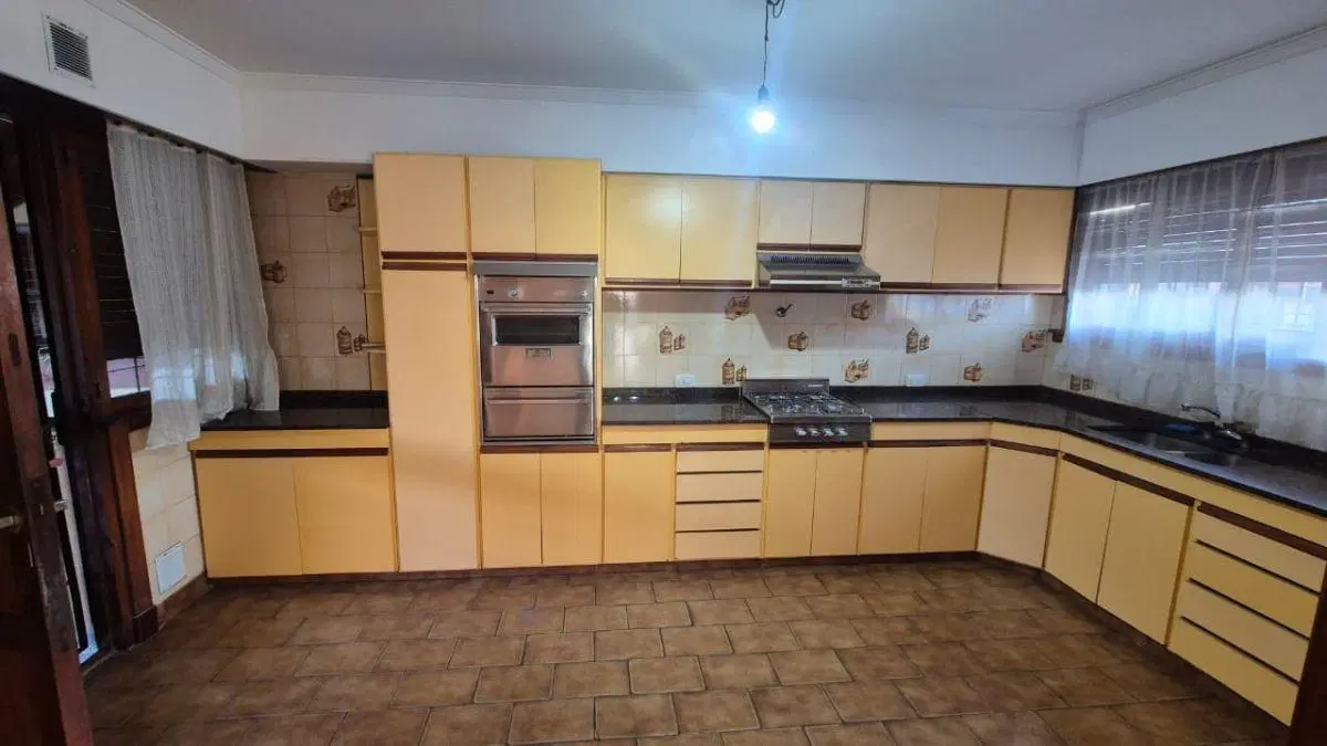 4 AMBIENTES VENTA CASA CON PATIO COCHERA Y TERRAZA 5