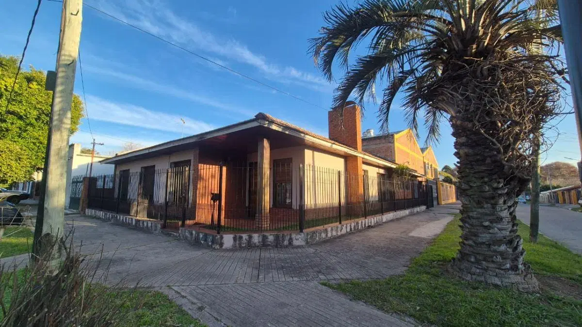 4 AMBIENTES VENTA CASA CON PATIO COCHERA Y TERRAZA 1