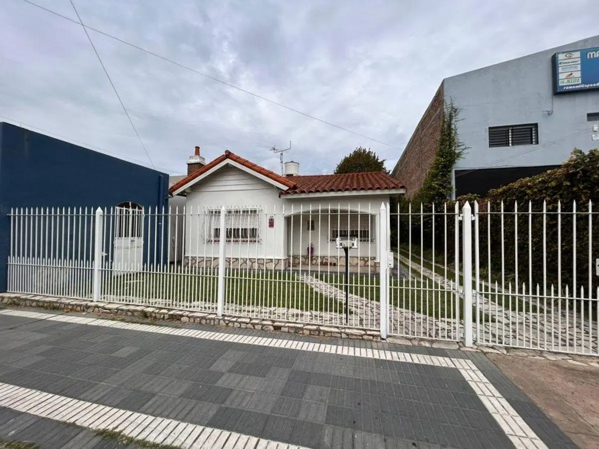 CASA 4 AMBIENTES EN ALQUILER CON FONDO LIBRE 1