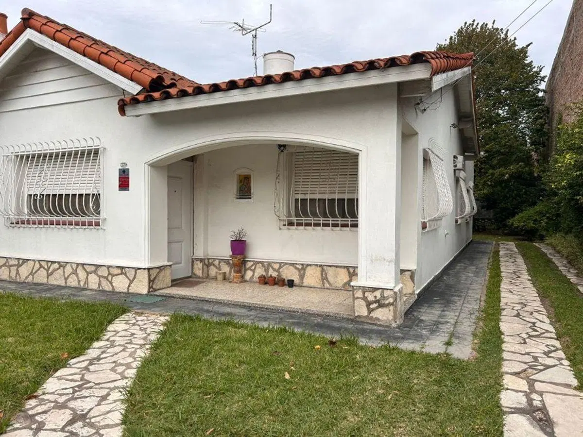 CASA 4 AMBIENTES EN ALQUILER CON FONDO LIBRE 4