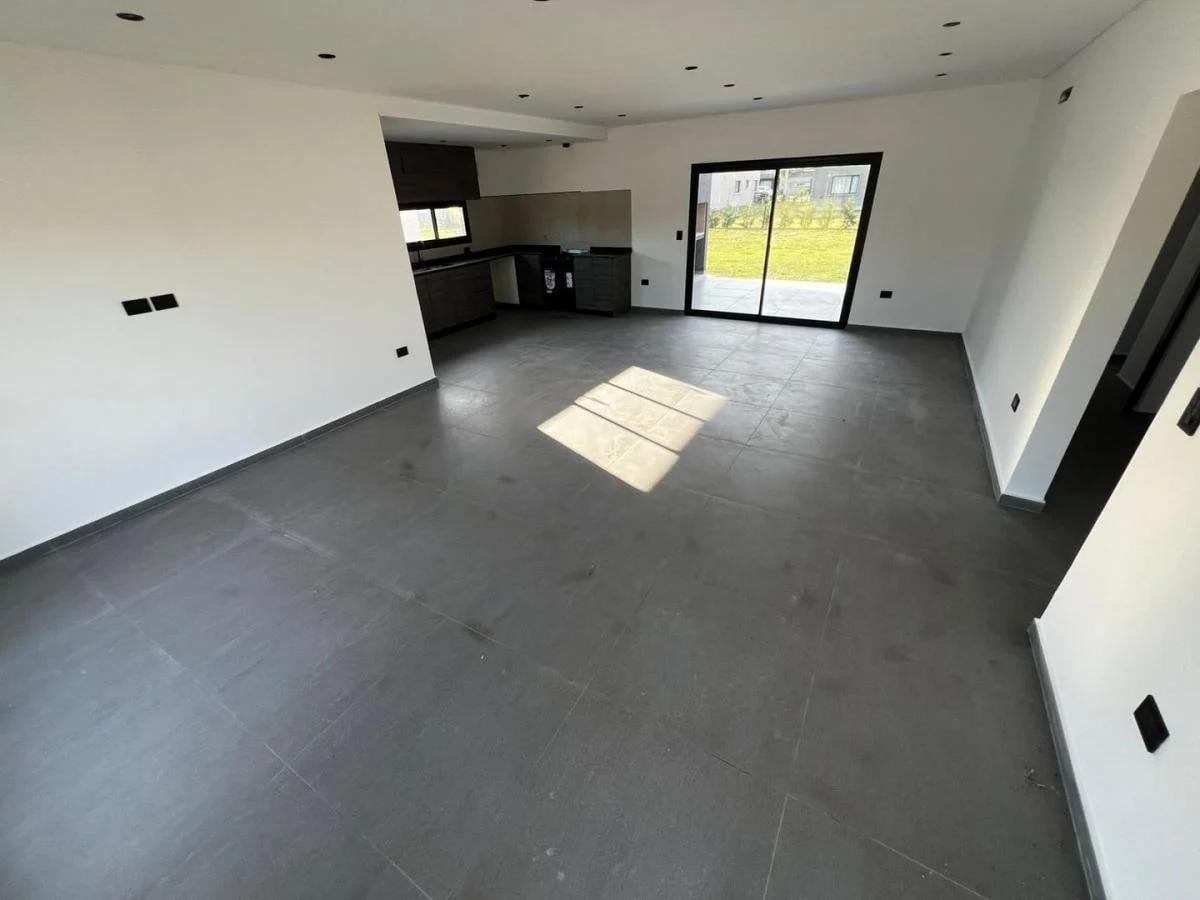 Foto de CASA 4 AMBIENTES A ESTRENAR EN VENTA – BARRIO CERRADO BELLEVILLE, imagen 2