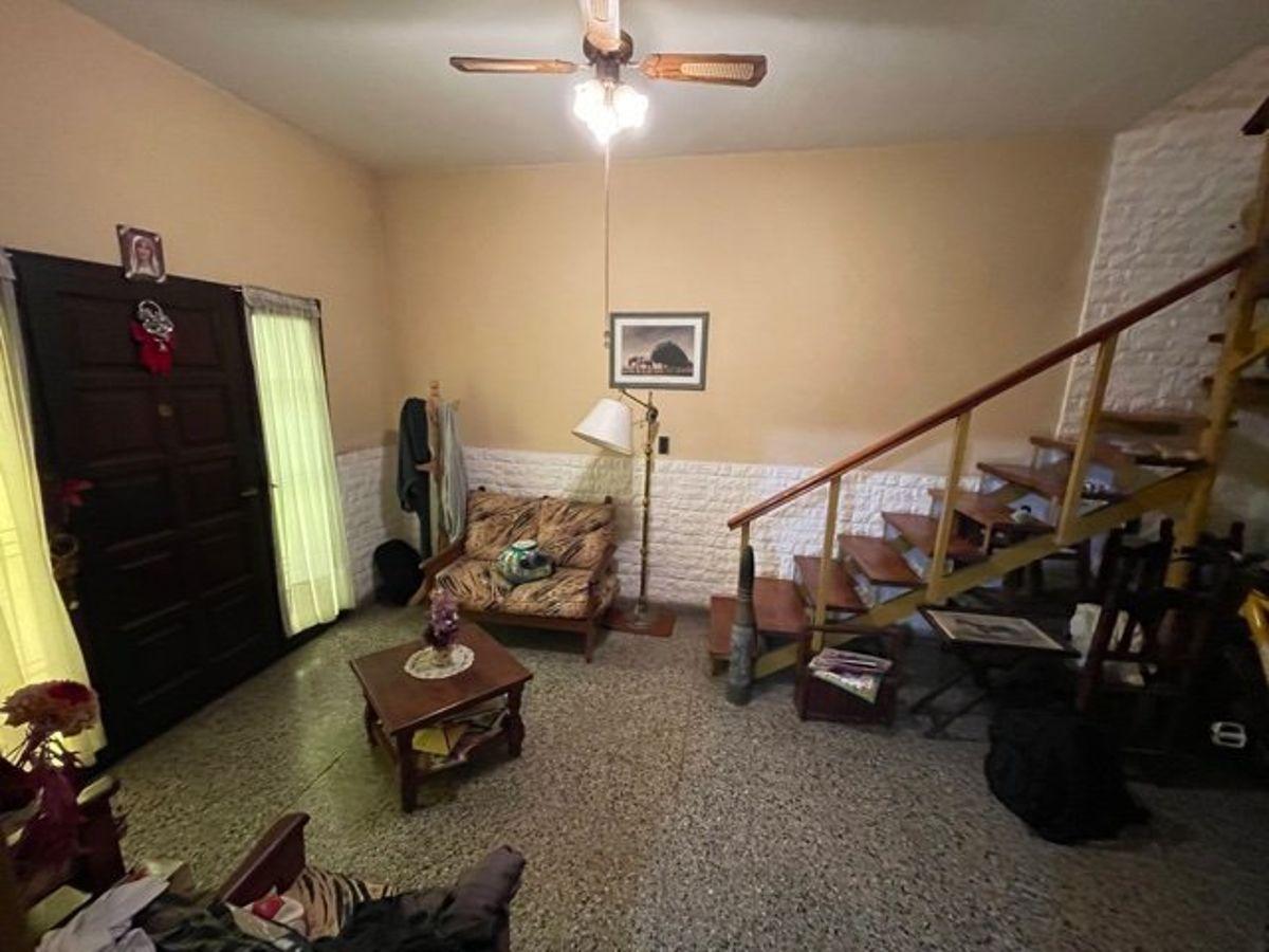 Foto de Venta de Casa Apta para Dos Familias con Garage y Patio, imagen 4