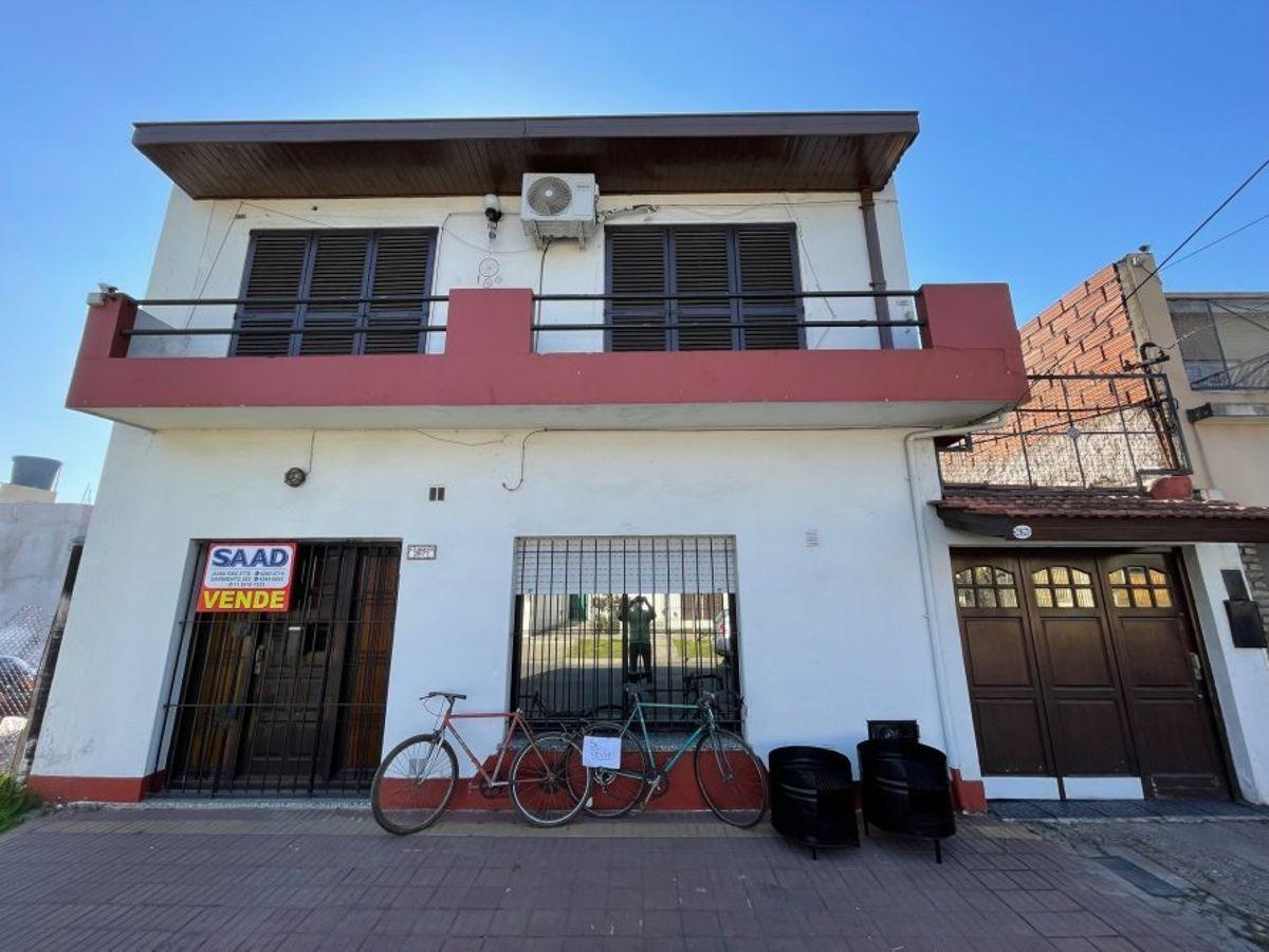 Foto de Venta de Casa Apta para Dos Familias con Garage y Patio, imagen 3