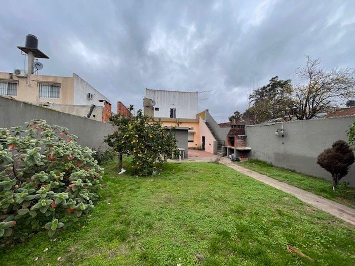 Foto de Venta de Casa Apta para Dos Familias con Garage y Patio, imagen 2