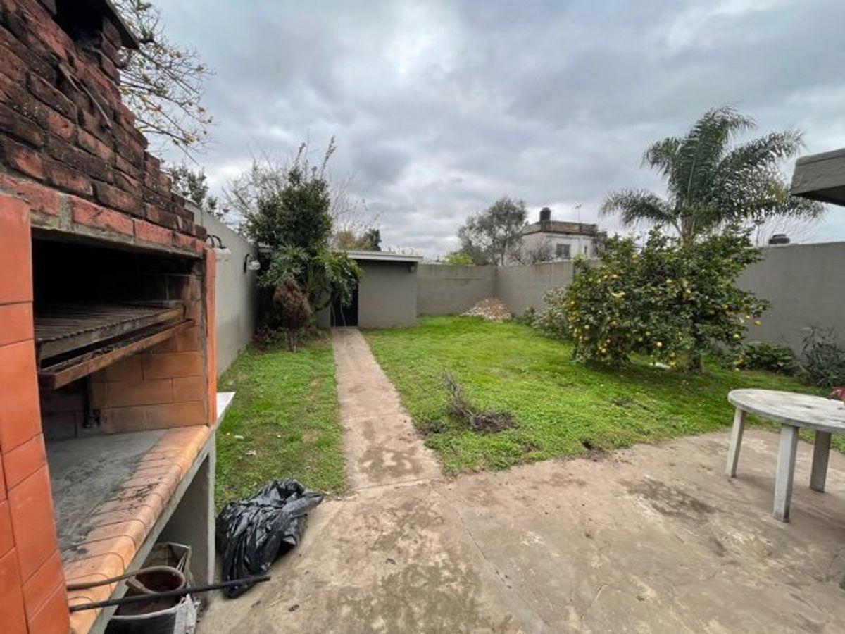 Foto de Venta de Casa Apta para Dos Familias con Garage y Patio, imagen 1