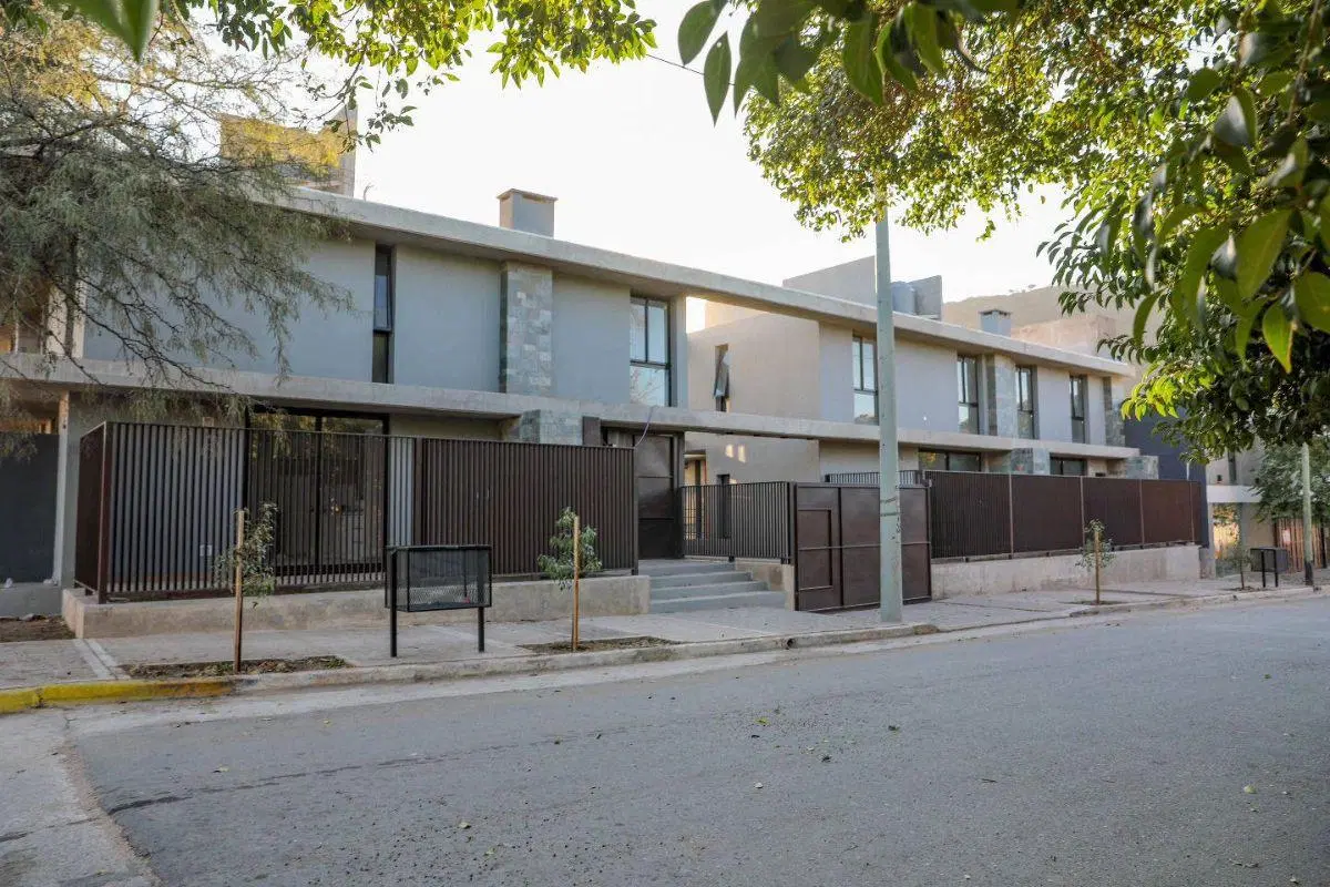Duplex de diseño moderno, en alquiler, dos dormitorios con cochera
en housing en La Calera 2