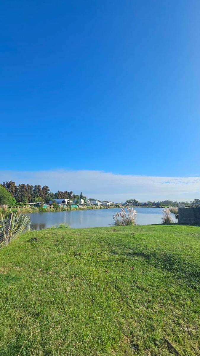 Terreno 1047m2 en venta a laguna en La Calesa, Pilará, Pilar