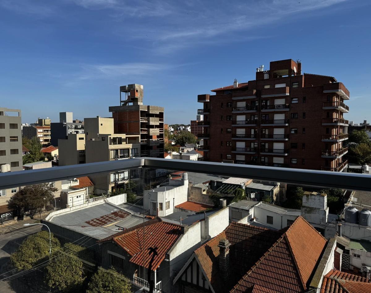 Semipiso 3 Ambientes de Categoria Al Frente con Balcon a La Calle 3
