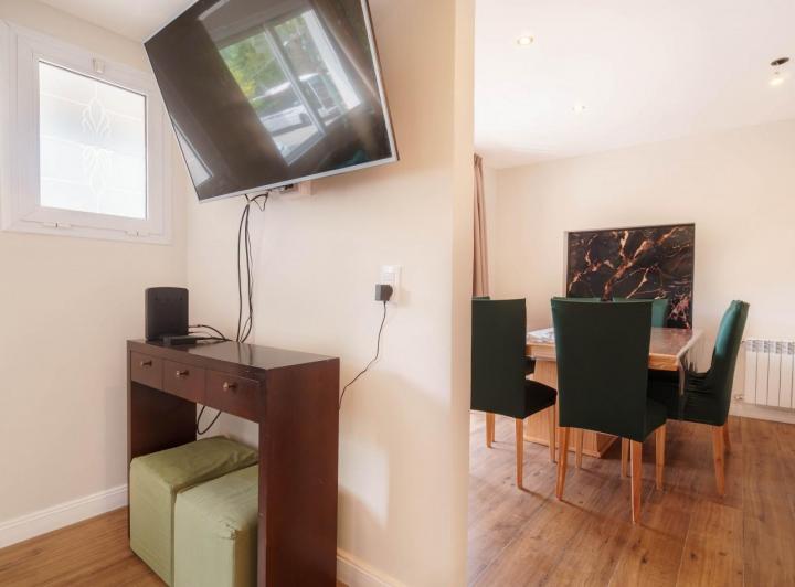 CASA TIPO DUPLEX EN VENTA DE 4 AMBIENTES CON COCHERA, TERRAZA Y QUINCHO - ZONA ALDREY / GUEMES 3
