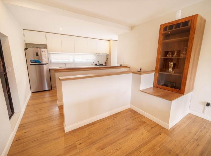 CASA TIPO DUPLEX EN VENTA DE 4 AMBIENTES CON COCHERA, TERRAZA Y QUINCHO - ZONA ALDREY / GUEMES 5