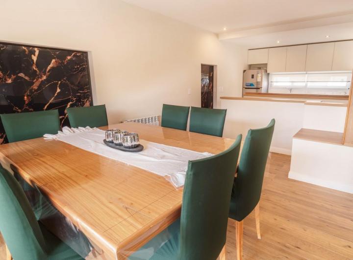 CASA TIPO DUPLEX EN VENTA DE 4 AMBIENTES CON COCHERA, TERRAZA Y QUINCHO - ZONA ALDREY / GUEMES 1
